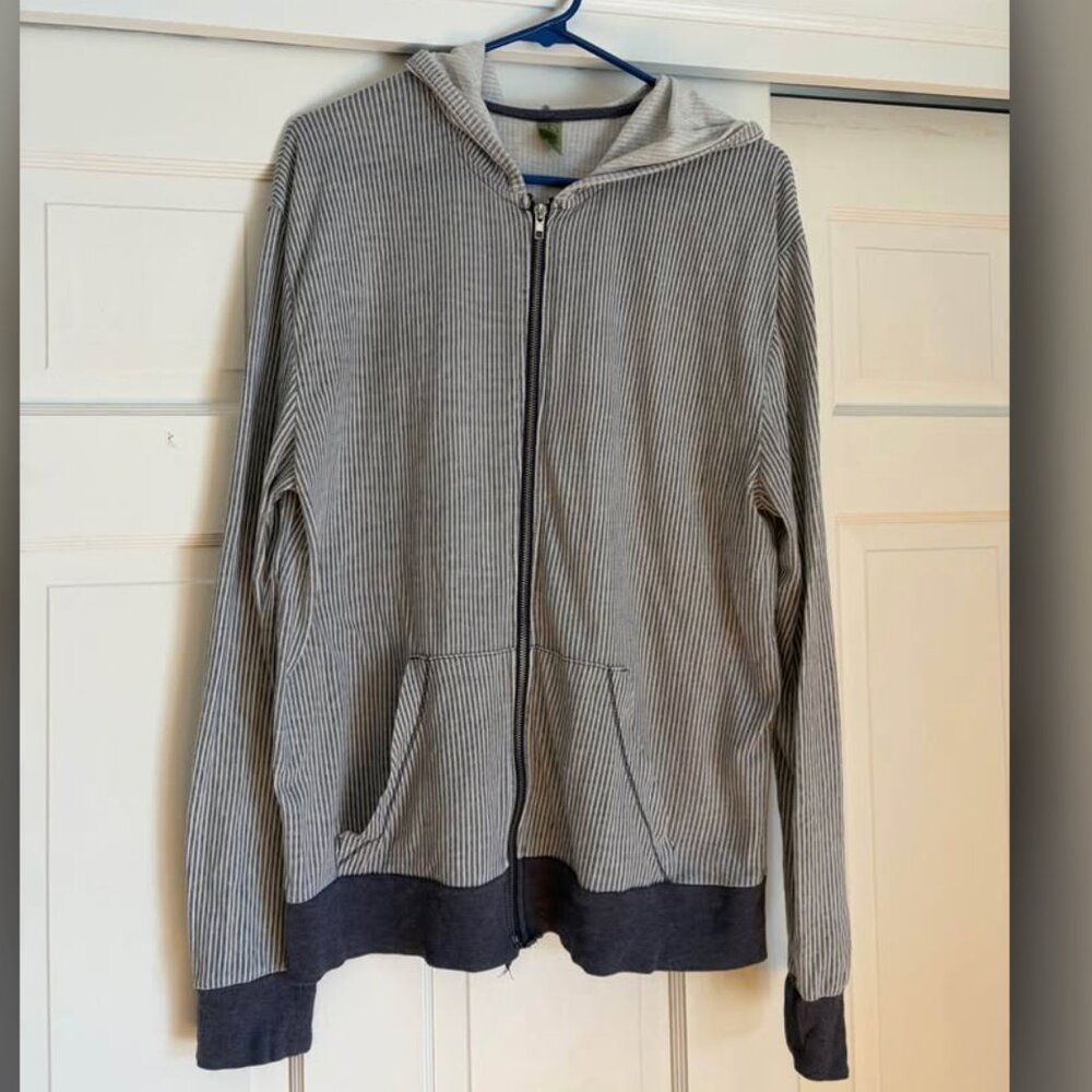 Men’s light weight zip up jacket - L